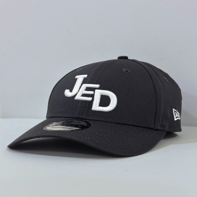 كاب JED - جدة 9FORTY لون جرافيت بشعار أبيض مطرز 3D